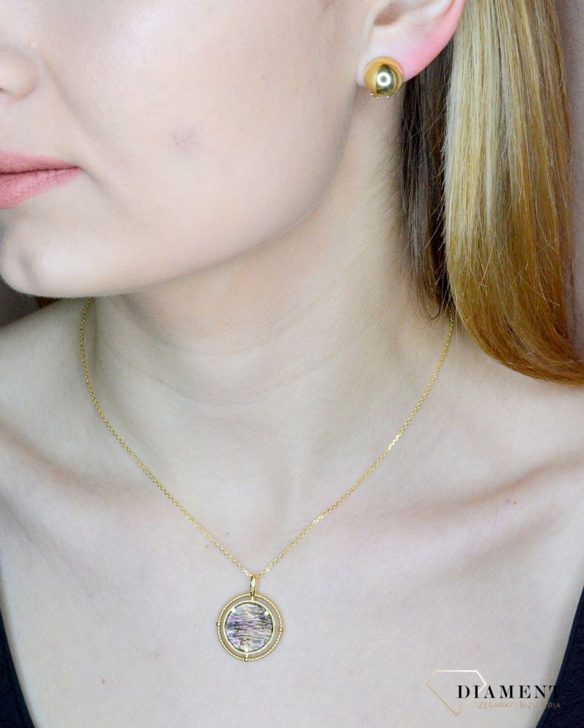 Srebrny naszyjnik damski pokryty złotem z okrągłą muszlą w oprawie 0758160300 B. Naszyjnik pokryty 24-karatowym złotem z muszlą naturalną w organicznej ramce. Naszyjnik wykonany z najwyższej próby srebra 925.Jest idealnym pomysłem na (1).jpg